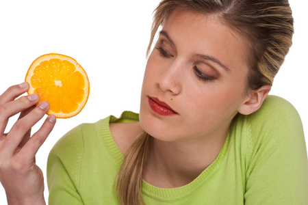 健康生活方式系列女人拿着橘子片