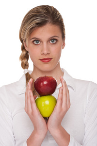 健康的生活方式系列女人手里拿着两个苹果