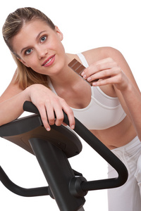 健身系列女士拿着一块巧克力