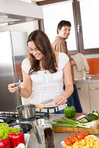 年轻夫妇在现代厨房做饭