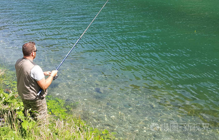 一位渔夫钓鱼湖里