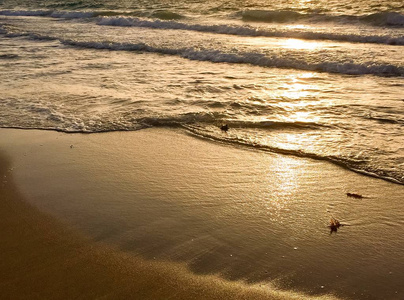 挥舞的汪洋上沙子和反射太阳的橙色颜色样式，佛罗里达州