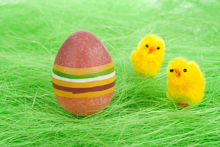 小鸡和彩绘彩色复活节彩蛋