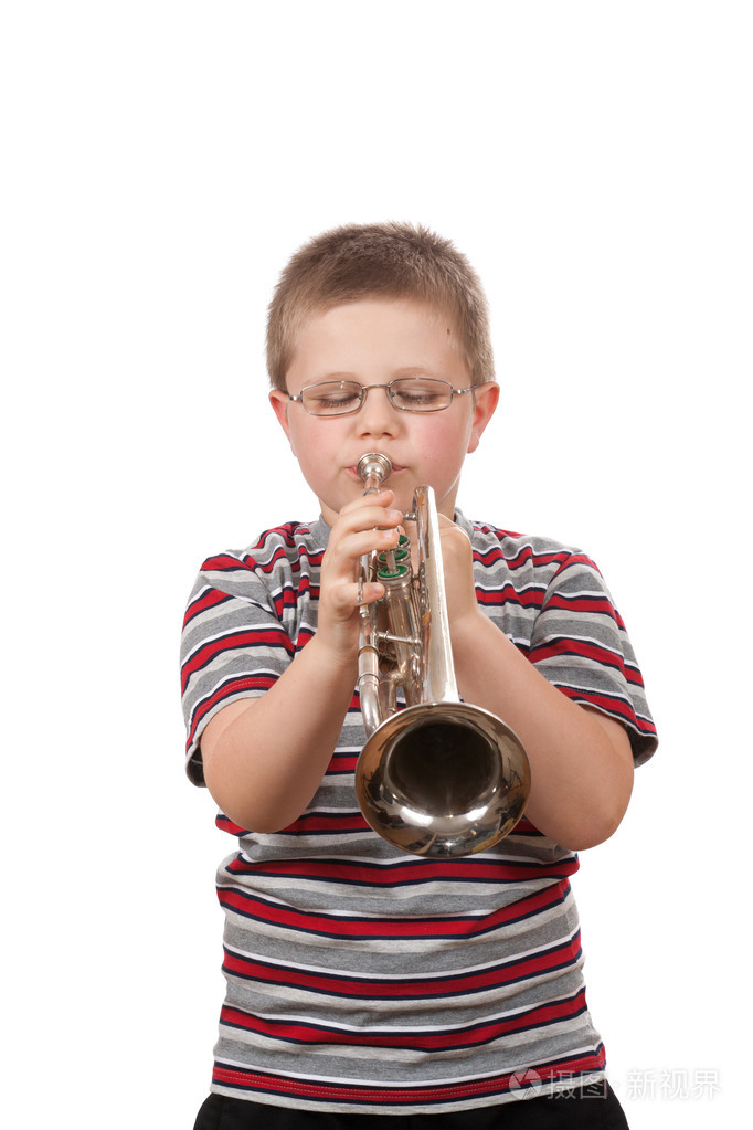 男孩吹喇叭