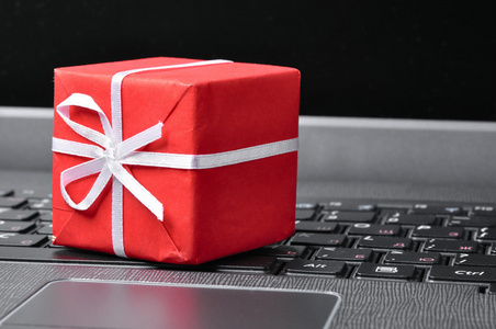 笔记本电脑键盘上的红色礼品盒