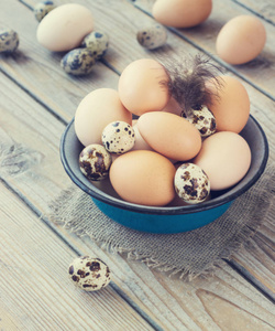 从鸡与鹌鹑的农场,在金属碗里的鸡蛋照片