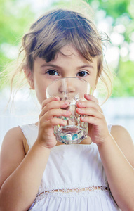 儿童浇注和饮用水