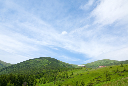 提供气象站建筑物的夏季山景