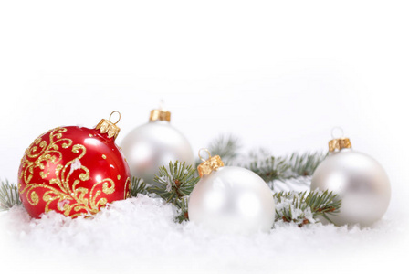 圣诞美丽白色和红色球与冷杉的枝和白色背景上的雪