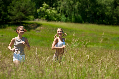 两个年轻女子在草地上慢跑