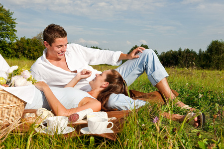 野餐浪漫情侣春天自然