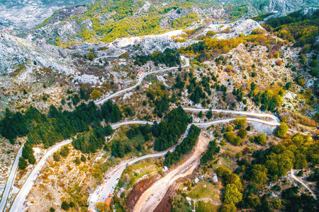 在黑山的山路的鸟瞰图