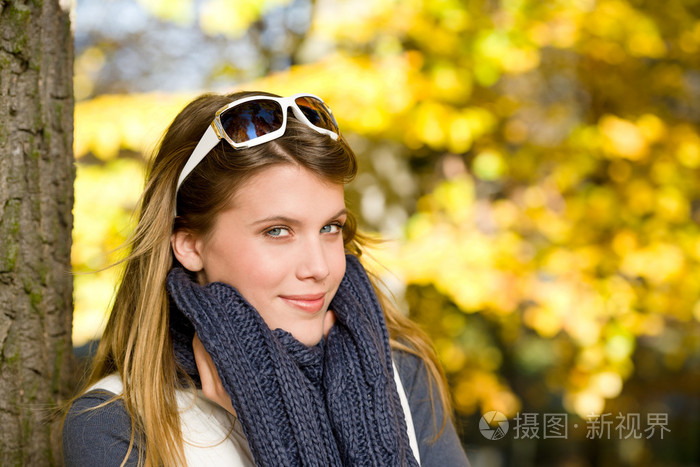 秋天公园-戴墨镜的时尚女子照片-正版商用图片01zy6d-摄图新视界