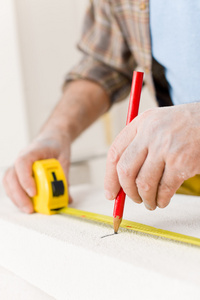 家装杂工测量多孔砖