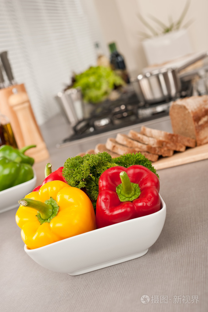 与蔬菜的现代厨房碗照片-正版商用图片0200qr-摄图新视界