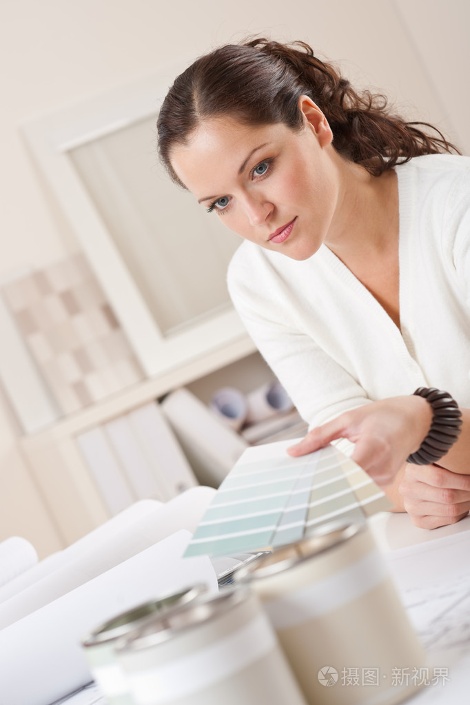 在办公室工作的年轻女性室内设计师