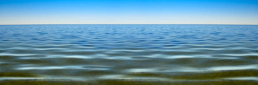 大海的波涛映衬在蓝天下的全景