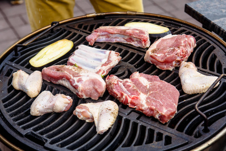 肉类 香肠和蔬菜煮熟在烤架上。烧烤