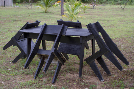 在花园里的餐桌，黑色的椅子上