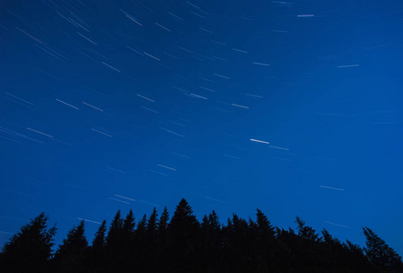 与许多明星蓝色黑暗的夜空