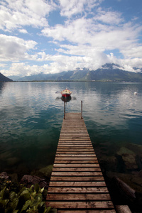 小划艇停泊在瑞士日内瓦湖上
