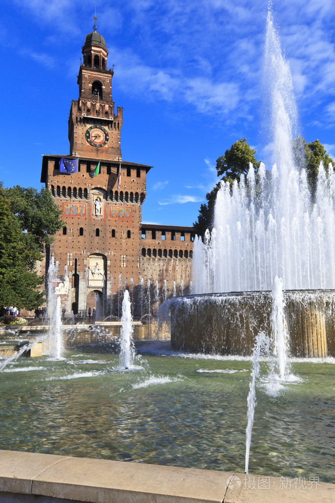 在城堡广场上的喷泉.米兰意大利