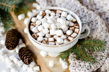 棉花糖与圣诞装饰品桌上热巧克力