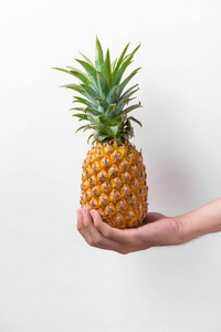 只手握住菠萝