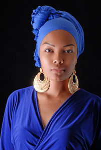模型在非洲样式与表现力化妆和衣着鲜艳