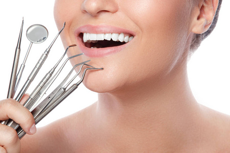 微笑的女人和牙科工具
