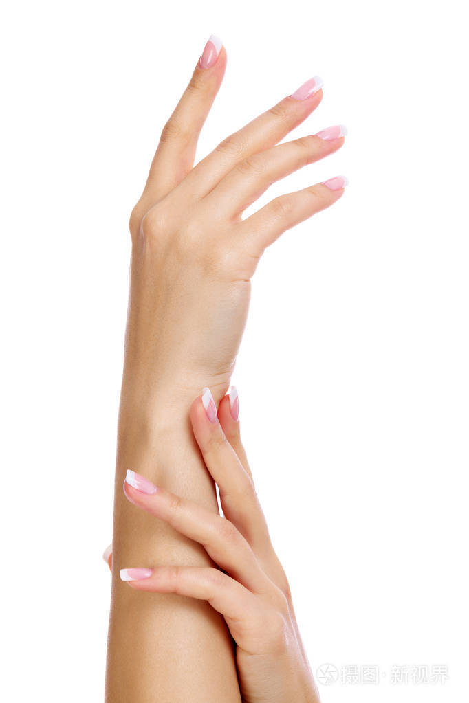 女人的手的特写镜头在白色的背景下,孤立法国修指甲和清洁柔软的皮肤
