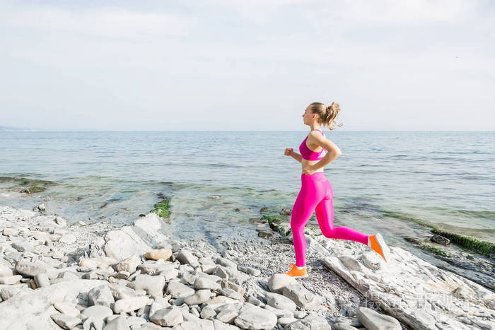年轻的健身女跑步运动员
