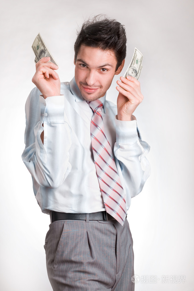 穿着白色衬衫和白色领带的男人