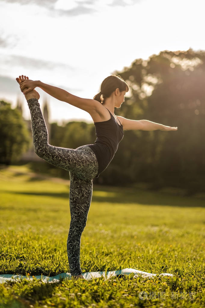 年轻有魅力的女人做舞者瑜伽造成户外领域