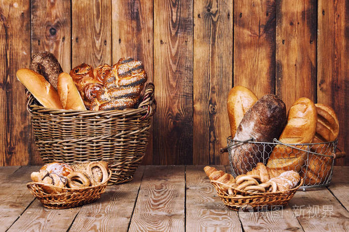 不同的面包，用木制的背景上篮的耳朵