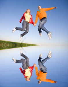 在天空中跳跃的快乐年轻夫妇
