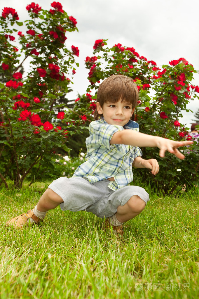 在草地上享受快乐的孩子