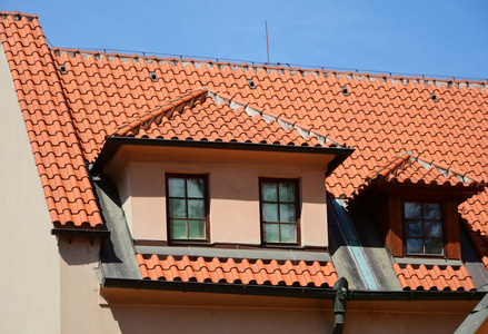 红瓦屋顶的老房子红波纹的瓦元素的屋顶手中屋顶铺设瓷砖在屋顶上.