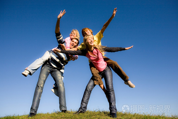 开心的笑声的年轻团队