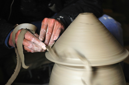 制作与粘土的瓷花瓶