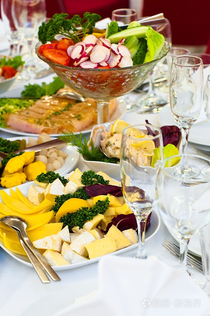 板的桌上的冷点心, 晚餐,白色餐巾餐具