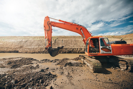 重型工业挖掘机工作期间土方工程机械在公路施工现场工作。施工细节