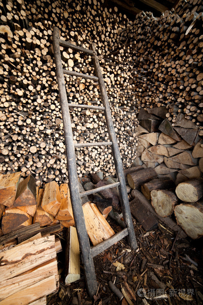 堆放的柴火