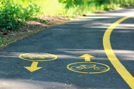 关闭在自行车道上一辆黄色的自行车标志