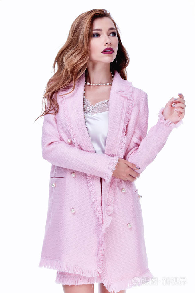 美女女模特穿时尚的设计趋势服装丝绸粉色