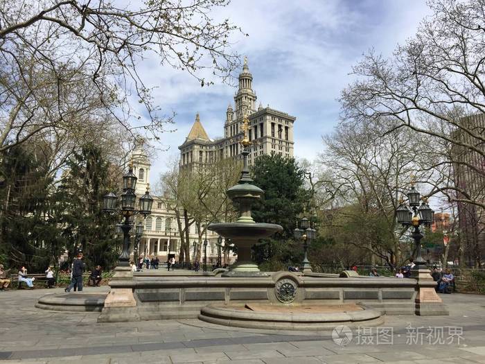 在蓝蓝的天空，纽约市政厅公园喷泉