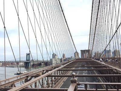 与电缆布鲁克林大桥和曼哈顿大桥的结构