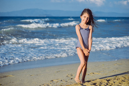 可爱的小女孩，在沙滩上