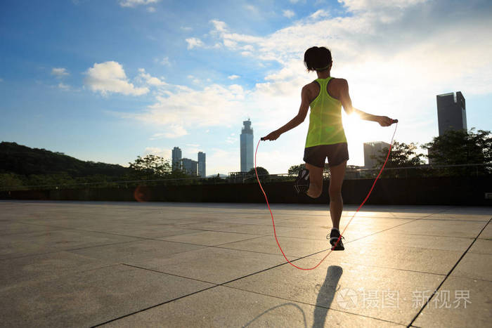 女生在家跳绳照片背影图片