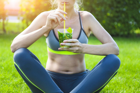 女人喝酒后健身跑步锻炼在夏季的一天